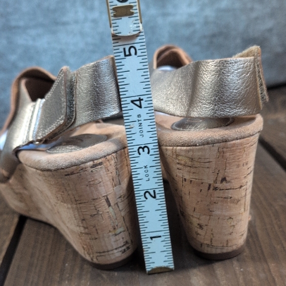 NWT Clarks Metallic Wedge Sandals 8 - Picture 6 of 8